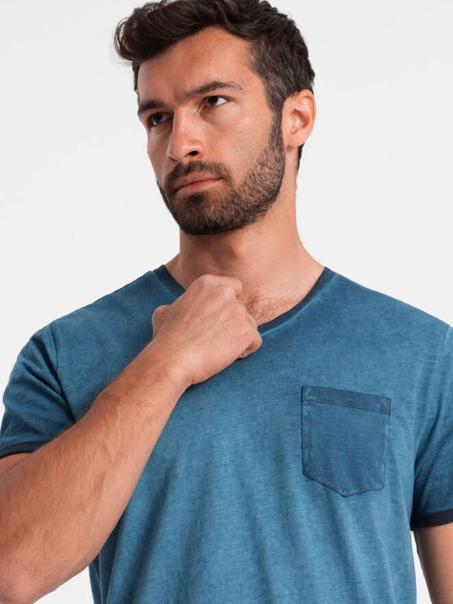 Pánske žíhané tričko s výstrihom do V a vreckom - tmavomodré V7 OM-TSCT-22SS-002