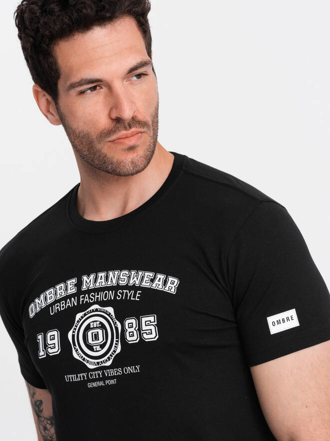 T-shirt męski z nadrukiem w stylu college – czarny V2 OM-TSPT-0137