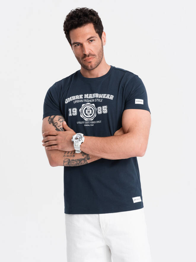 T-shirt męski z nadrukiem w stylu college – granatowy V3 OM-TSPT-0137