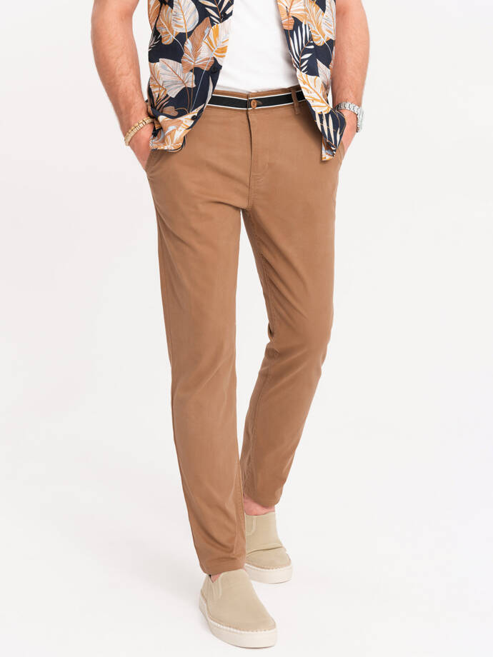Pánske chino nohavice s ozdobným pásom - hnedé V4 OM-PACP-0118